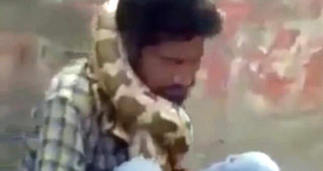 Yılanlı Gösteri Az Kalsın Canından Ediyordu! Herkes Gösterinin Parçası Zannetti