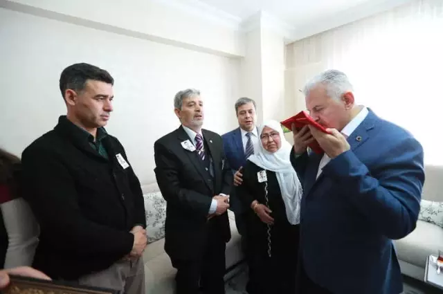 Başbakan Yıldırım, İzmir'de Bıçaklı Saldırıda Şehit Olan Polisin Ailesine Ziyaret Başbakan Yıldırım, İzmir'de Bıçaklı Saldırıda Şehit Olan Polisin Ailesine Ziyaret