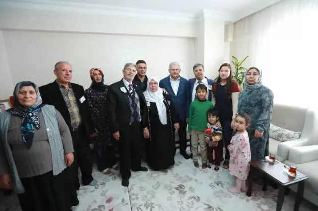 Başbakan Yıldırım, İzmir'de Bıçaklı Saldırıda Şehit Olan Polisin Ailesine Ziyaret Başbakan Yıldırım, İzmir'de Bıçaklı Saldırıda Şehit Olan Polisin Ailesine Ziyaret