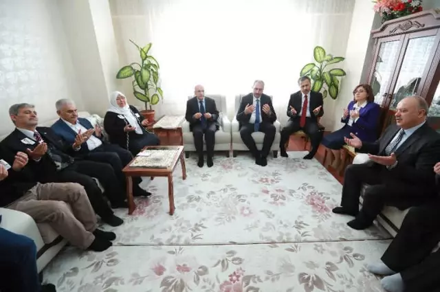 Başbakan Yıldırım, İzmir'de Bıçaklı Saldırıda Şehit Olan Polisin Ailesine Ziyaret Başbakan Yıldırım, İzmir'de Bıçaklı Saldırıda Şehit Olan Polisin Ailesine Ziyaret