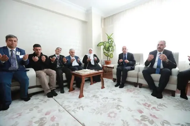 Başbakan Yıldırım, İzmir'de Bıçaklı Saldırıda Şehit Olan Polisin Ailesine Ziyaret Başbakan Yıldırım, İzmir'de Bıçaklı Saldırıda Şehit Olan Polisin Ailesine Ziyaret
