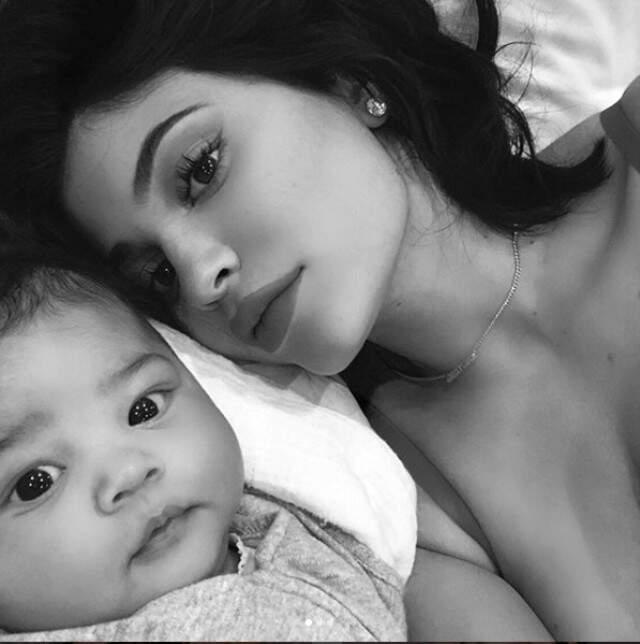 Kylie Jenner 7 Haftalik Kiziyla Ilk Fotografini Paylasti Haberler Magazin
