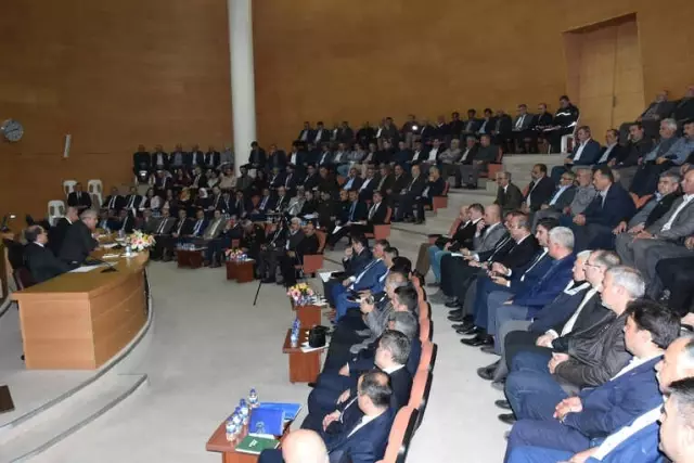 Vali Güvençer Akhisar'da Muhtarlarla Bir Araya Geldi Vali Güvençer Akhisar'da Muhtarlarla Bir Araya Geldi