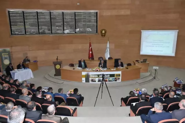 Vali Güvençer Akhisar'da Muhtarlarla Bir Araya Geldi Vali Güvençer Akhisar'da Muhtarlarla Bir Araya Geldi