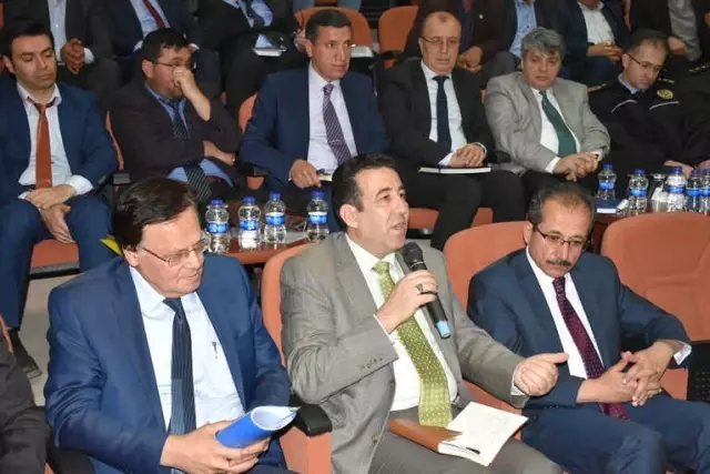 Vali Güvençer Akhisar'da Muhtarlarla Bir Araya Geldi Vali Güvençer Akhisar'da Muhtarlarla Bir Araya Geldi