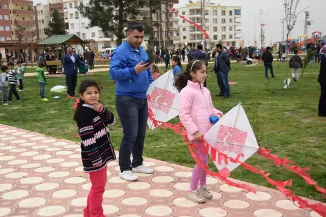 Yüzlerce Çocuk Şehit Arkadaşları İçin Uçurtma Uçurdu Yüzlerce Çocuk Şehit Arkadaşları İçin Uçurtma Uçurdu