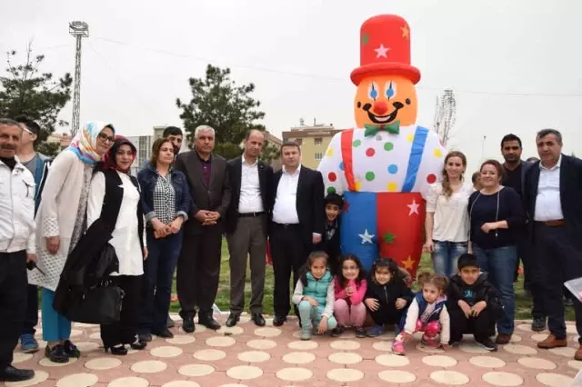 Yüzlerce Çocuk Şehit Arkadaşları İçin Uçurtma Uçurdu Yüzlerce Çocuk Şehit Arkadaşları İçin Uçurtma Uçurdu