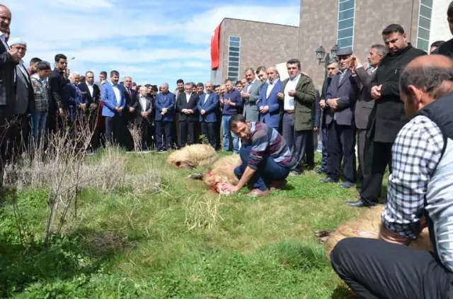 Kardeşlik Platformu Şehitler İçin Kurban Kesti Kardeşlik Platformu Şehitler İçin Kurban Kesti