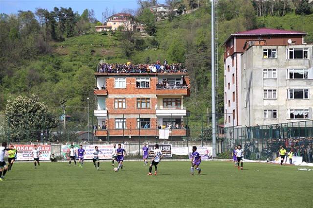 Taraftar Hopaspor Maçını Çatılardan İzledi
