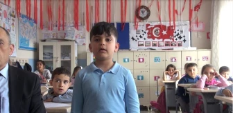 7 Yaşındaki Iraklı Fahat Halit, İstiklal Marşı'nın 10 Katısını Ezbere Biliyor