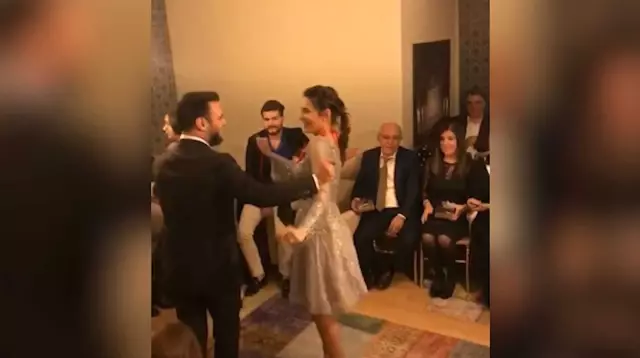 Altınlarıyla Dikkat Çeken Buse Varol, Söz Merasiminde Alişan ile Karşılıklı Oynadı