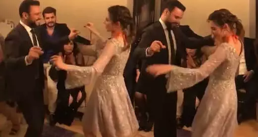 Altınlarıyla Dikkat Çeken Buse Varol, Söz Merasiminde Alişan ile Karşılıklı Oynadı