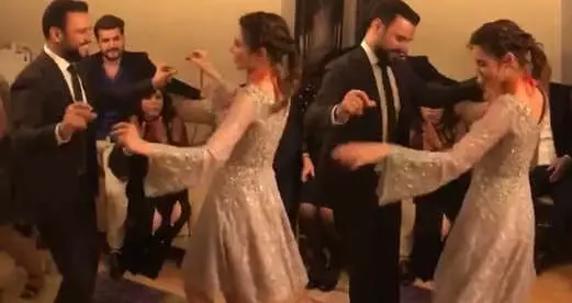 Altınlarıyla Dikkat Çeken Buse Varol, Söz Merasiminde Alişan ile Karşılıklı Oynadı Altınlarıyla Dikkat Çeken Buse Varol, Söz Merasiminde Alişan ile Karşılıklı Oynadı