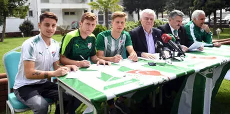 Bursaspor'da 3 Genç Futbolcu Profesyonel Oldu