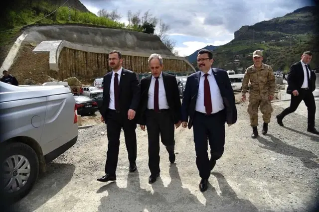 Trabzon'da Polis Aracının Dereye Devrilmesi Trabzon'da Polis Aracının Dereye Devrilmesi