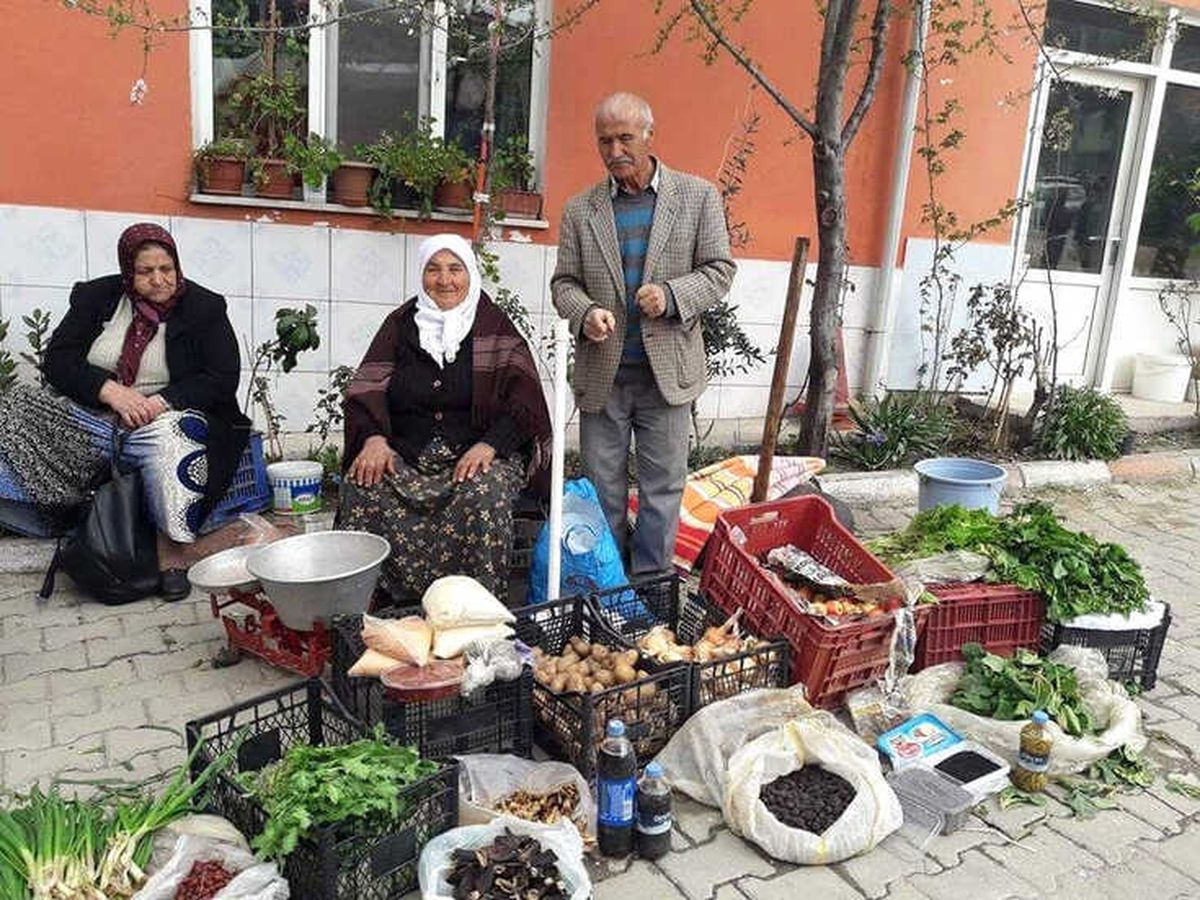 70 Yaşındaki Kadın Pazarcılık Yapıyor