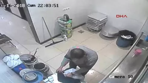 Adana-Tatlı Yemeğe Geldi, Çalışan Kadının Çantasını Çaldı Adana-Tatlı Yemeğe Geldi, Çalışan Kadının Çantasını Çaldı