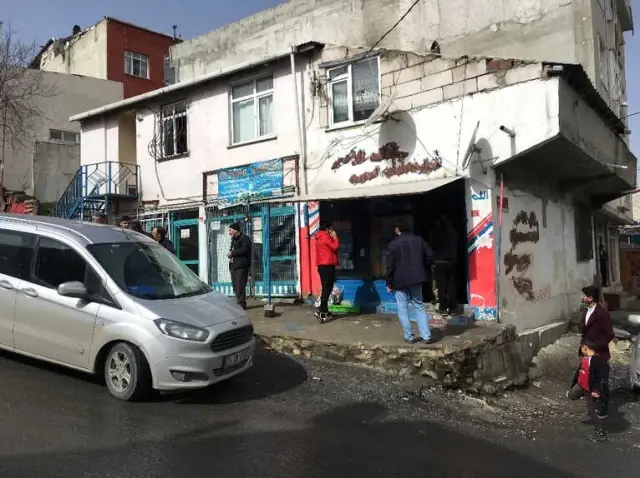 Başakşehir'de Silahlı 3 Soyguncu Bir Marketi Soyarak Kayıplara Karıştı Başakşehir'de Silahlı 3 Soyguncu Bir Marketi Soyarak Kayıplara Karıştı