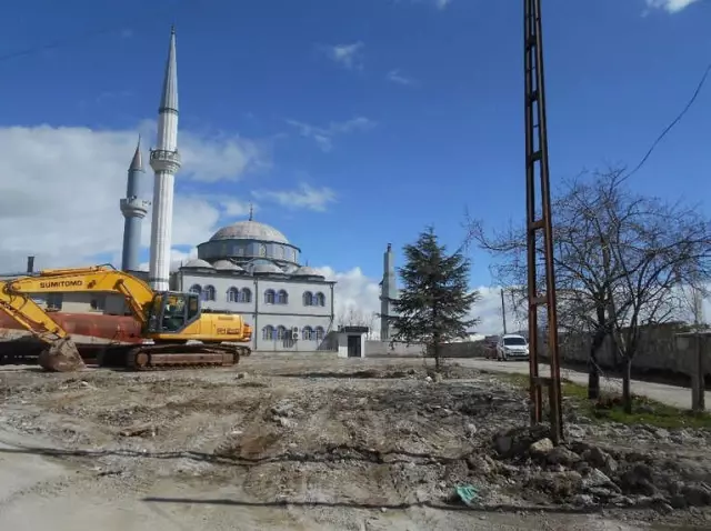Tuşba'da Tehlike Oluşturan Metruk Yapılan Yıktırılıyor Tuşba'da Tehlike Oluşturan Metruk Yapılan Yıktırılıyor