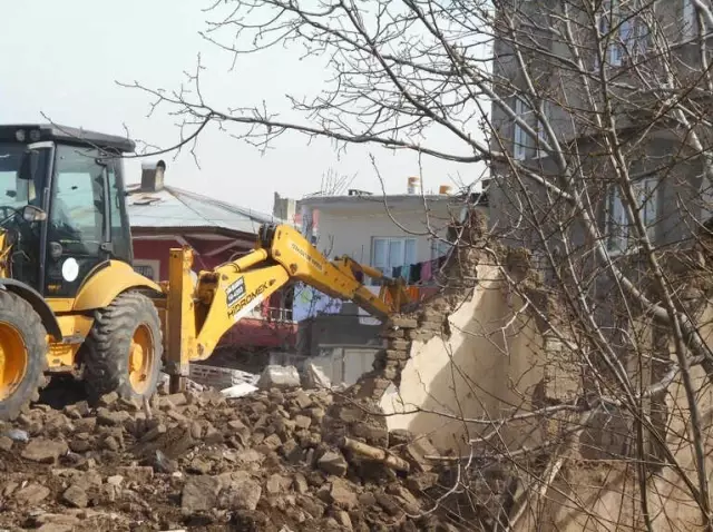 Tuşba'da Tehlike Oluşturan Metruk Yapılan Yıktırılıyor Tuşba'da Tehlike Oluşturan Metruk Yapılan Yıktırılıyor