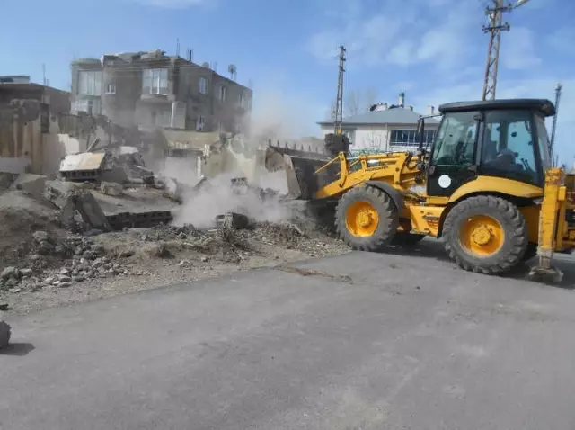 Tuşba'da Tehlike Oluşturan Metruk Yapılan Yıktırılıyor Tuşba'da Tehlike Oluşturan Metruk Yapılan Yıktırılıyor