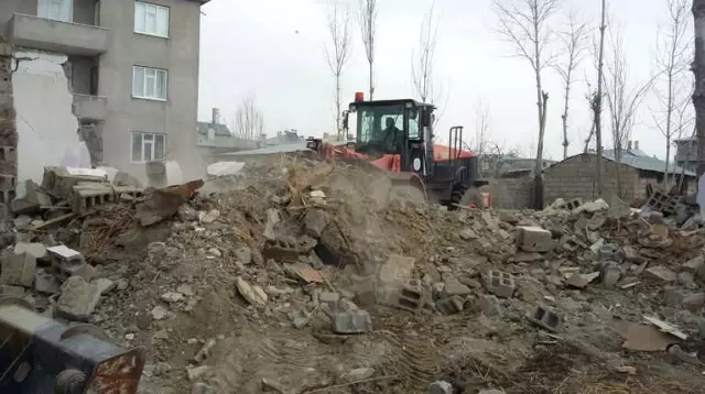 Tuşba'da Tehlike Oluşturan Metruk Yapılan Yıktırılıyor Tuşba'da Tehlike Oluşturan Metruk Yapılan Yıktırılıyor