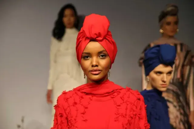Dünyaca Ünlü Tesettürlü Top Model Halima Aden İstanbul'da Podyuma Çıktı