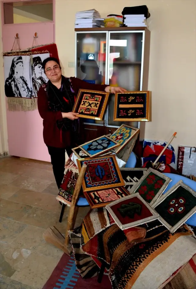 Köy Köy Dolaşarak Tarihi Halı ve Kilimleri Topluyorlar haberi fotografı