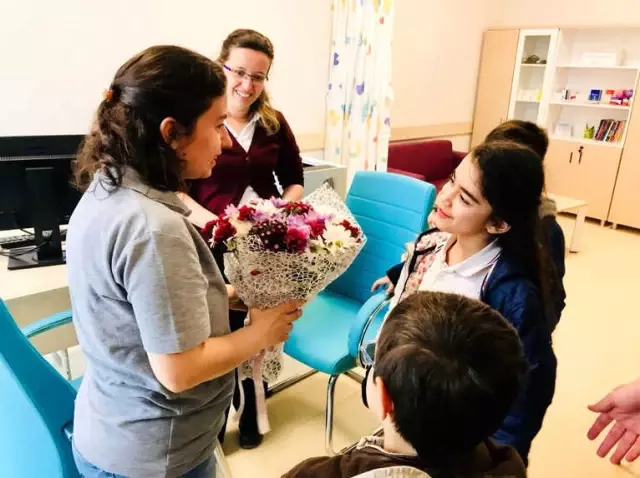 Lapseki'de Öğrencilerden Yılın Doktoruna Tebrik Ziyareti Lapseki'de Öğrencilerden Yılın Doktoruna Tebrik Ziyareti
