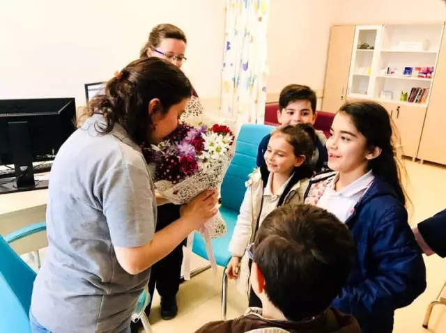 Lapseki'de Öğrencilerden Yılın Doktoruna Tebrik Ziyareti Lapseki'de Öğrencilerden Yılın Doktoruna Tebrik Ziyareti