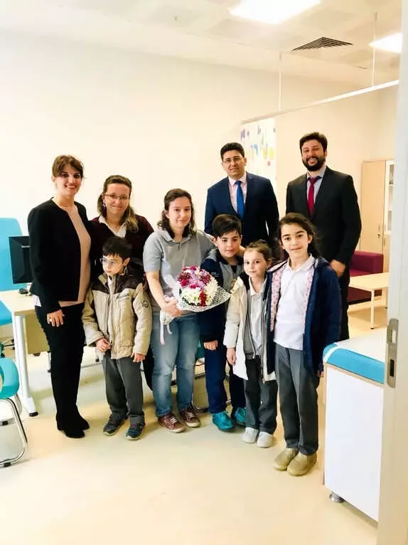 Lapseki'de Öğrencilerden Yılın Doktoruna Tebrik Ziyareti Lapseki'de Öğrencilerden Yılın Doktoruna Tebrik Ziyareti