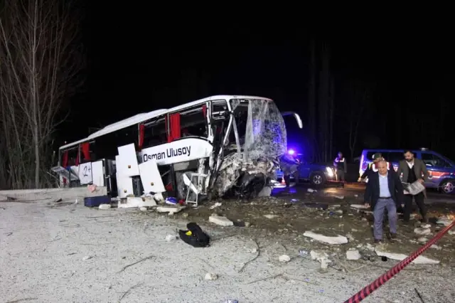 Yolcu Otobüsü Önce Ağaçlara, Sonra İstinat Duvarına Çarptı: 2 Ölü, 33 Yaralı Yolcu Otobüsü Önce Ağaçlara, Sonra İstinat Duvarına Çarptı: 2 Ölü, 33 Yaralı