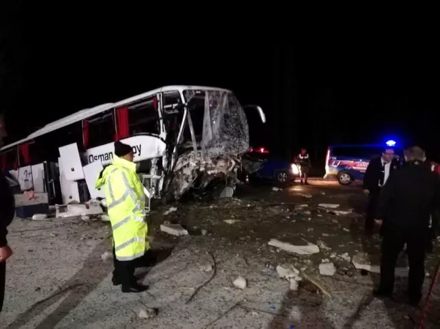 Yolcu Otobüsü Önce Ağaçlara, Sonra İstinat Duvarına Çarptı: 2 Ölü, 33 Yaralı Yolcu Otobüsü Önce Ağaçlara, Sonra İstinat Duvarına Çarptı: 2 Ölü, 33 Yaralı