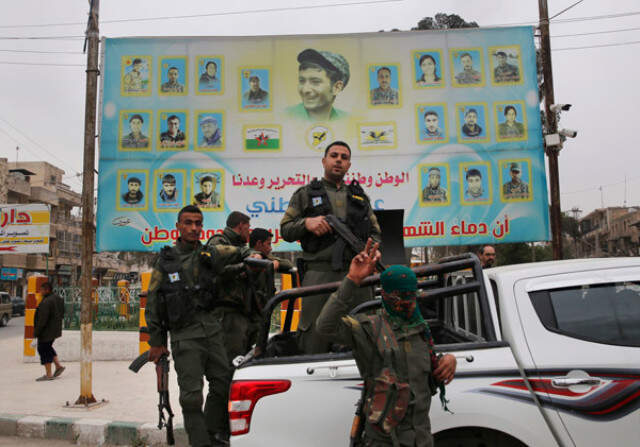 Münbiç'te Eli Silahlı YPG'liler Kimlik Kontrolü Yaptı