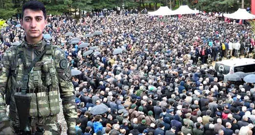 Afrin Şehidi'ni Son Yolculuğuna Tüm Şehir Uğurladı Afrin Şehidi'ni Son Yolculuğuna Tüm Şehir Uğurladı