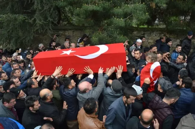 Afrin Şehidi'ni Son Yolculuğuna Tüm Şehir Uğurladı Afrin Şehidi'ni Son Yolculuğuna Tüm Şehir Uğurladı
