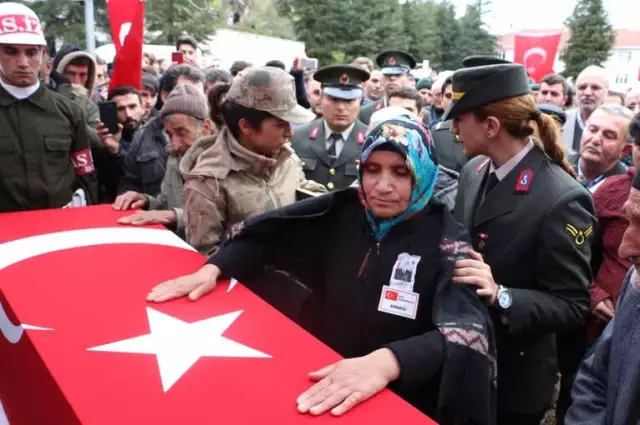 Afrin Şehidi'ni Son Yolculuğuna Tüm Şehir Uğurladı Afrin Şehidi'ni Son Yolculuğuna Tüm Şehir Uğurladı