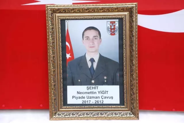 Afrin Şehidi'ni Son Yolculuğuna Tüm Şehir Uğurladı Afrin Şehidi'ni Son Yolculuğuna Tüm Şehir Uğurladı