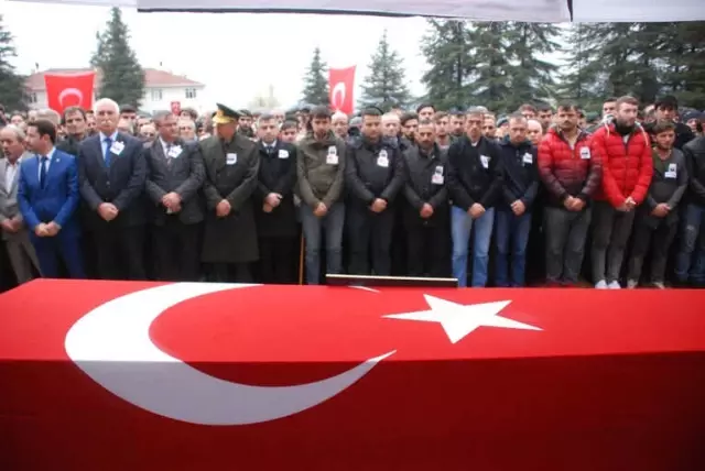 Afrin Şehidi'ni Son Yolculuğuna Tüm Şehir Uğurladı Afrin Şehidi'ni Son Yolculuğuna Tüm Şehir Uğurladı