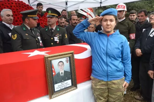 Afrin Şehidi'ni Son Yolculuğuna Tüm Şehir Uğurladı Afrin Şehidi'ni Son Yolculuğuna Tüm Şehir Uğurladı