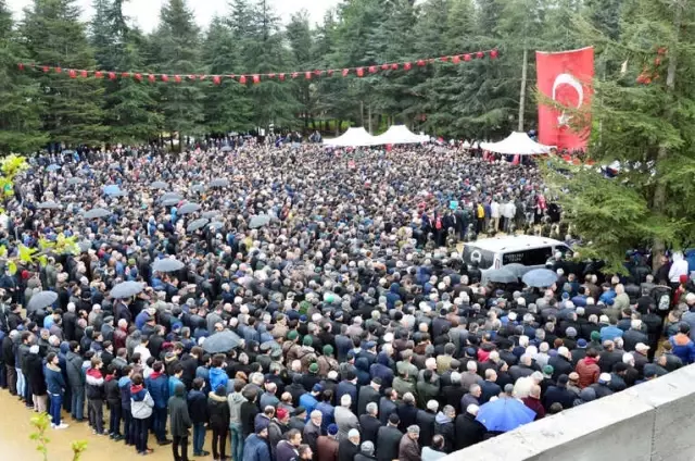 Afrin Şehidi'ni Son Yolculuğuna Tüm Şehir Uğurladı Afrin Şehidi'ni Son Yolculuğuna Tüm Şehir Uğurladı