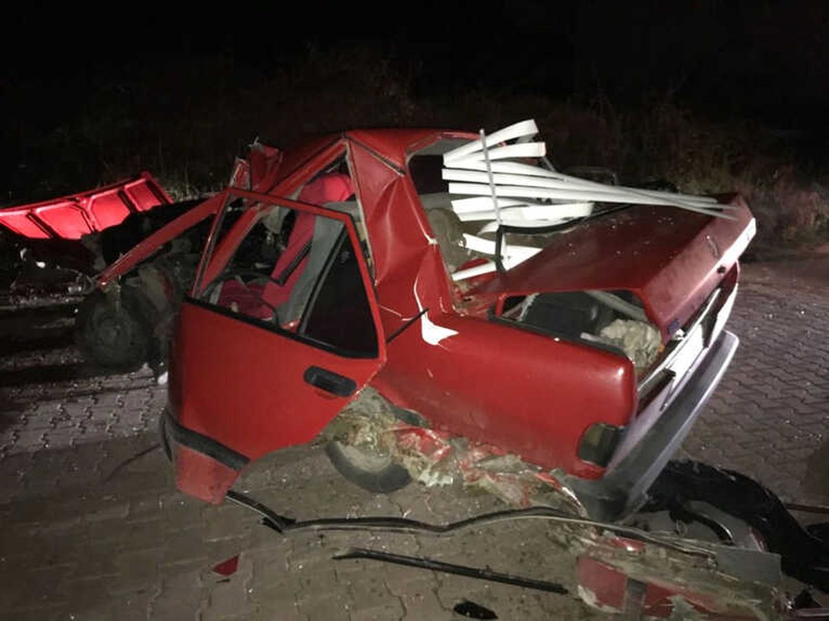 Yol Kenarındaki Direğe Çarpan Araç Paramparça Oldu: Sürücü Ağır Yaralandı