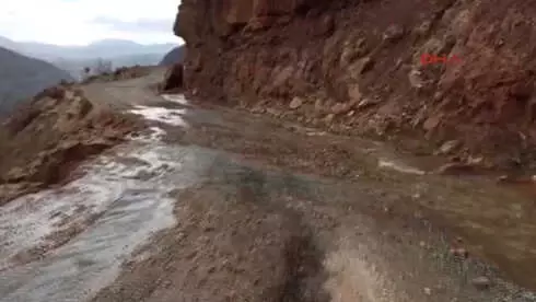 Kayseri'de Heyelan; Dev Kayalar Yolu Kapattı Kayseri'de Heyelan; Dev Kayalar Yolu Kapattı