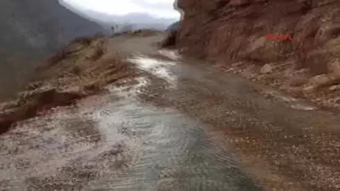 Kayseri'de Heyelan; Dev Kayalar Yolu Kapattı