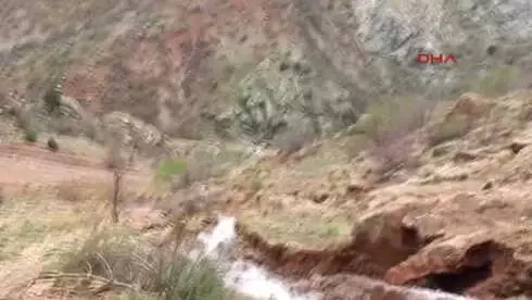 Kayseri'de Heyelan; Dev Kayalar Yolu Kapattı