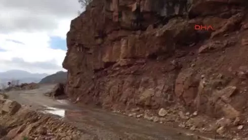 Kayseri'de Heyelan; Dev Kayalar Yolu Kapattı