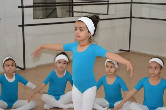 Rus Balerin Dinar Daki Minikleri Baleyle Tanıştırdı Haberi Fotografı Rus Balerin Dinar Daki Minikleri Baleyle Tanıştırdı
