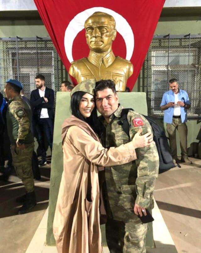 Sanatçıların Mehmetçik Ziyaretinde Dikkat Çeken Detay: Hande Gitti, Demet Kaldı
