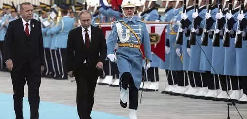 Putin Ankara'ya Geldi, Erdoğan Külliye'de Törenle Karşıladı Putin Ankara'ya Geldi, Erdoğan Külliye'de Törenle Karşıladı