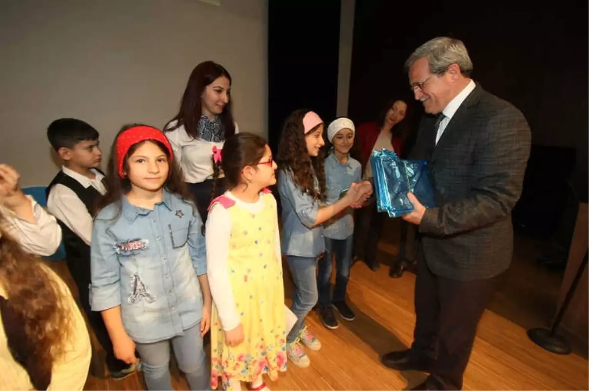 Başkan Akcan, Otizm Farkındalık Gününde Öğrencilerle Kucaklaştı